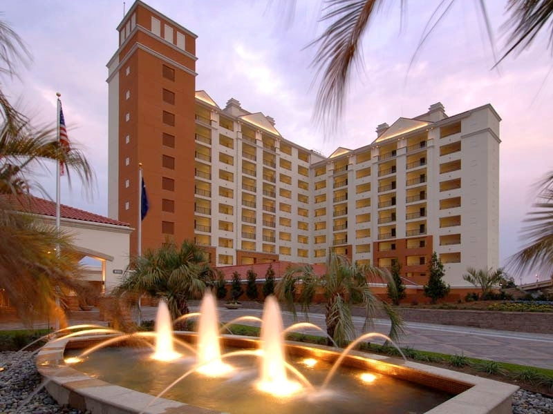 commercial outdoor area with fountains