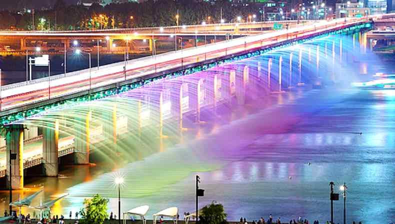 Moonlight Rainbow Fountain on the Han River