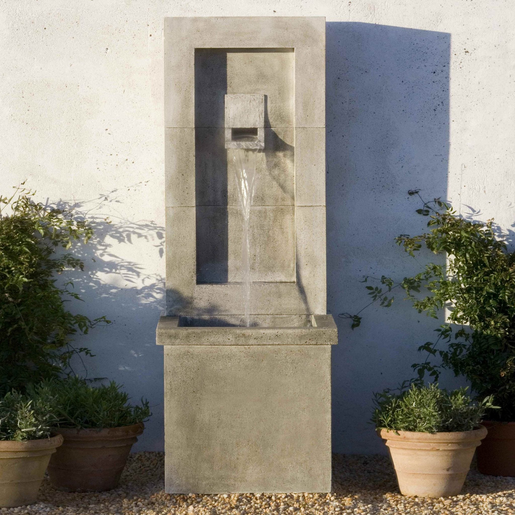 Moderne Wall Outdoor Fountain